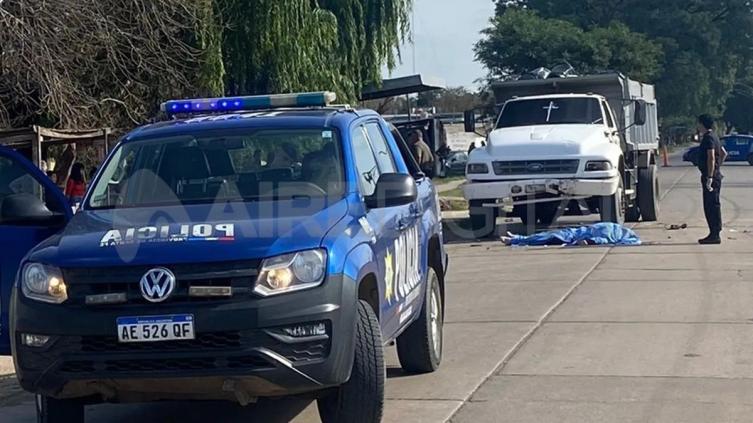Un motociclista murió en avenida Teniente Loza tras chocar con un camión
