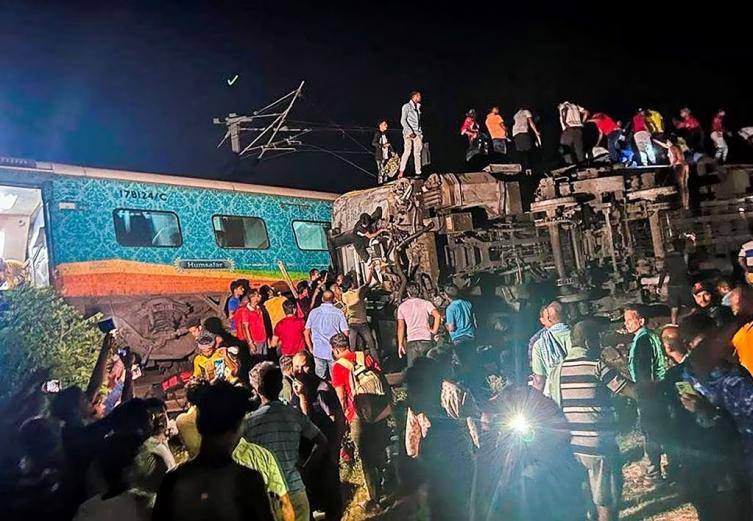Ascienden a 280 los muertos en India tras el choque de trenes