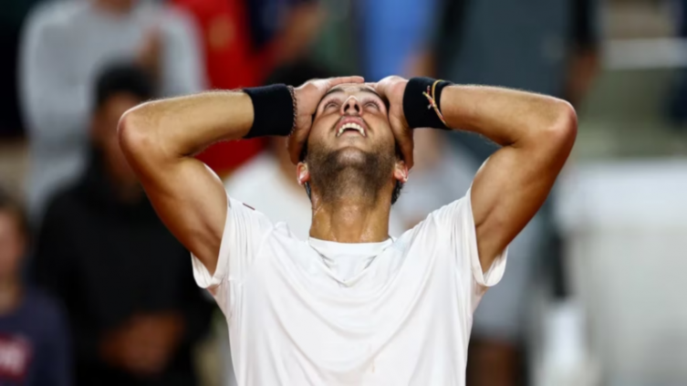 Tomás Etcheverry avanzó a cuartos de final en Roland Garros