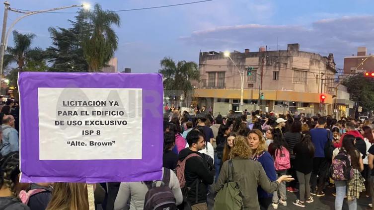 Volvieron a reclamar por las malas condiciones edilicias del Instituto Almirante Brown