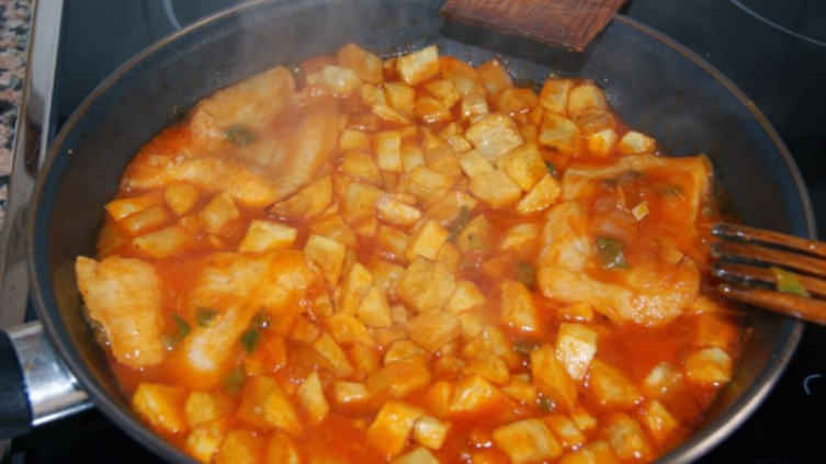 Cazuela rápida de pescado con papas fritas