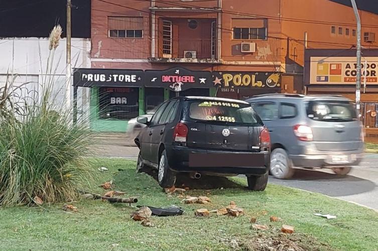 Esquivó dos motos que corrían picadas y se subió al cantero central