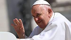 Francisco echó del Vaticano al exsecretario conservador de Benedicto XVI 