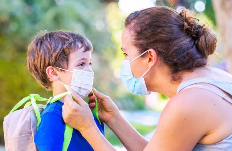 Chile: vuelve el uso obligatorio de barbijo a las escuelas por un brote de virus