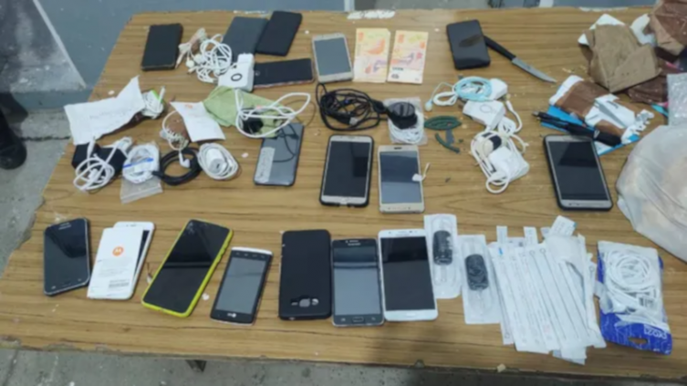 Un penitenciario quiso entrar 17 celulares para presos 