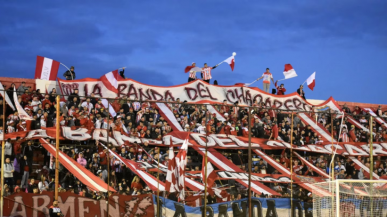 Un hincha en Mendoza cayó de cinco metros: está en terapia intensiva