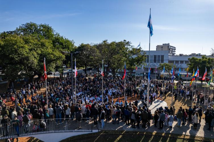 Jatón reinauguró la Plaza de las Banderas con una gran fiesta popular