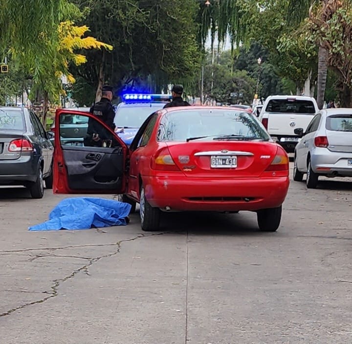 Un hombre se descompensó y murió cuando manejaba su auto 
