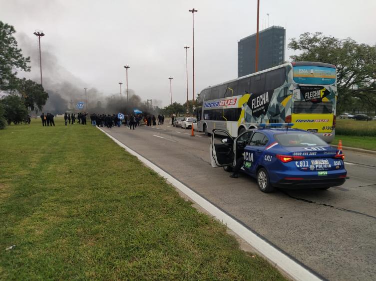 Protesta de la UTA en la ruta nacional 168 a la altura de la fuente de la Cordialidad