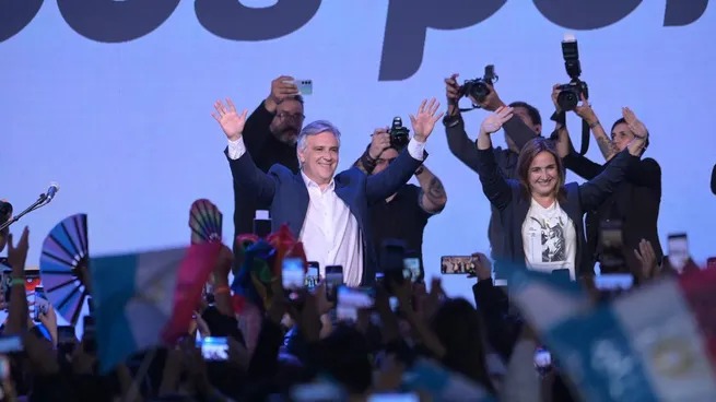 Con el 42,76% de los votos, Llaryora derrotó a Juez por tres puntos 