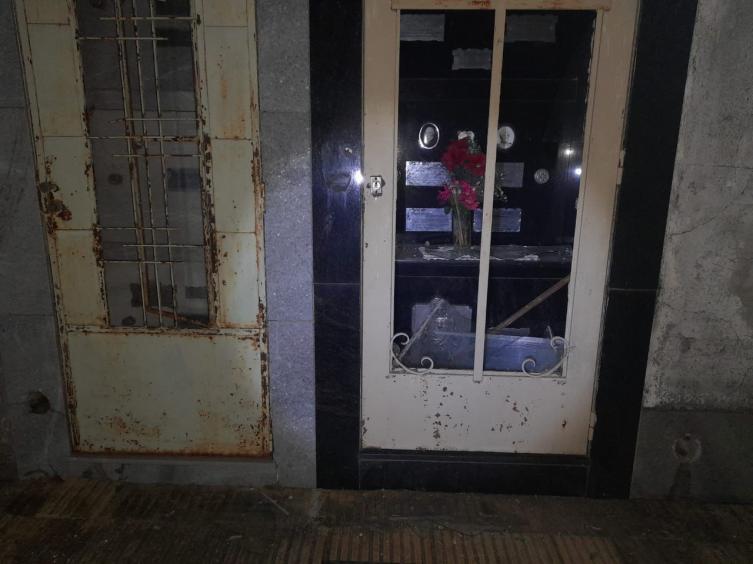 Cementerio Municipal: vandalizaron varios panteones y la puerta de la morgue
