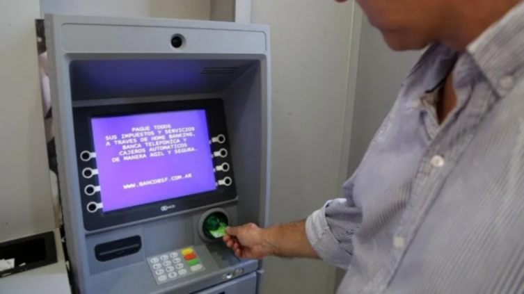Cajeros automáticos: todos lo hacemos y deberíamos evitarlo 