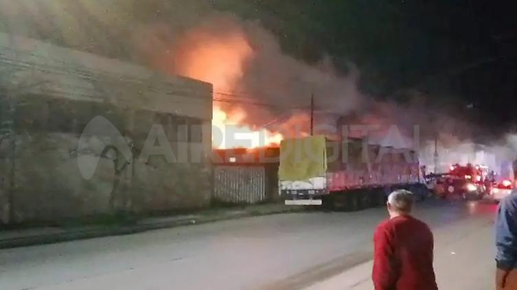 Se incendió un depósito del bazar de Luis Spahn en el norte de la ciudad, a metros de avenida Blas Parera