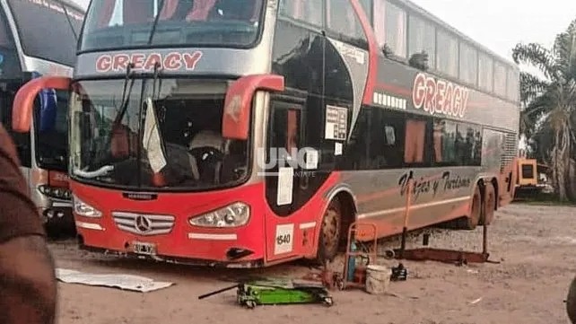 Cedió el gato hidráulico que sostenía un colectivo y aplastó a un mecánico