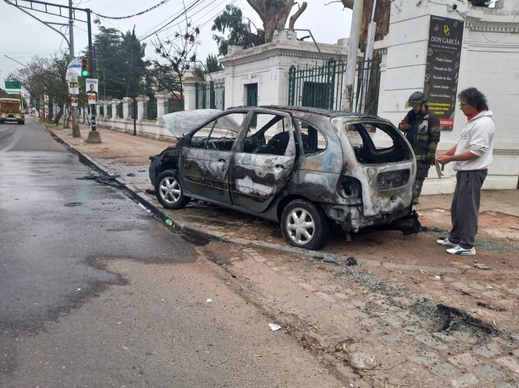 Se prendió fuego un auto en la puerta de la Sociedad Rural
