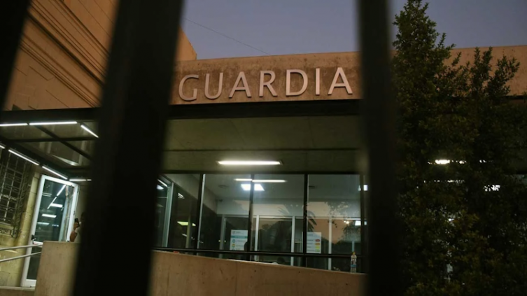Un peluquero atendía a un cliente y recibió un tiro 