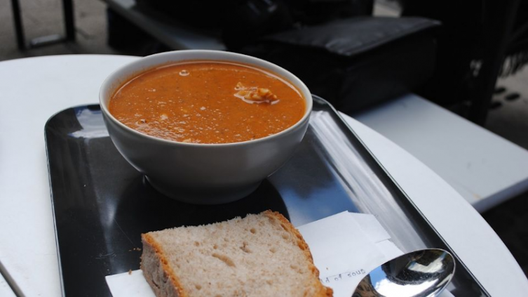Sopa de tomate y panceta