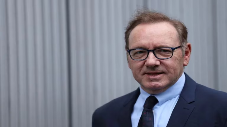 Abuso sexual: Elton John testificó a favor de Kevin Spacey en el juicio en el que está acusado 