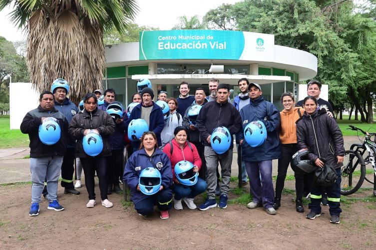 La Municipalidad entregó cascos a trabajadores cartoneros