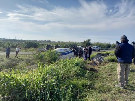 Un camión que transportaba hormigón elaborado volcó en Autopista y Circunvalación