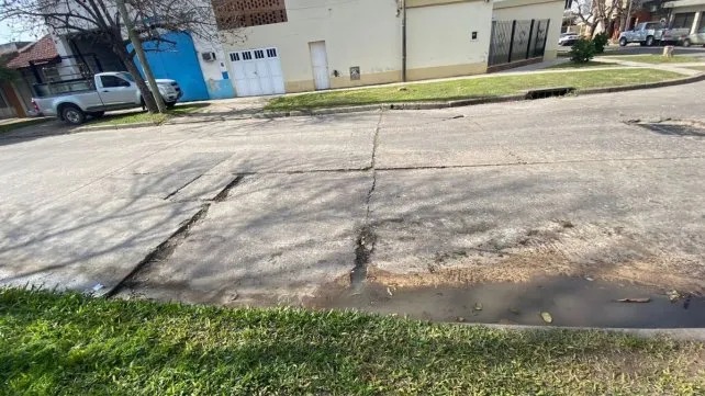 Vecinos denuncian que un gran hundimiento está rajando sus viviendas