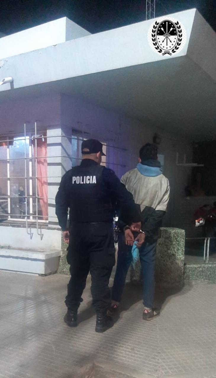 Detienen a un ladrón escondido en el baño de un lubricentro
