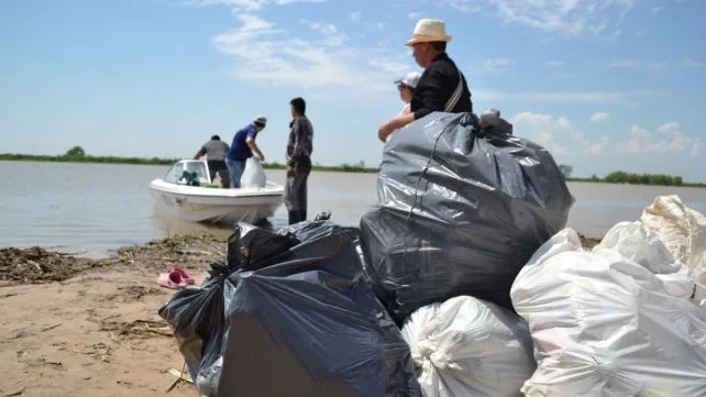 Organizan la tercera jornada de lipmieza de basura en la zona de islas