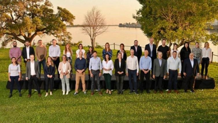 Unidos en Santa Fe: Clara García reunió a su lista completa y Pullaro se sumó a la foto