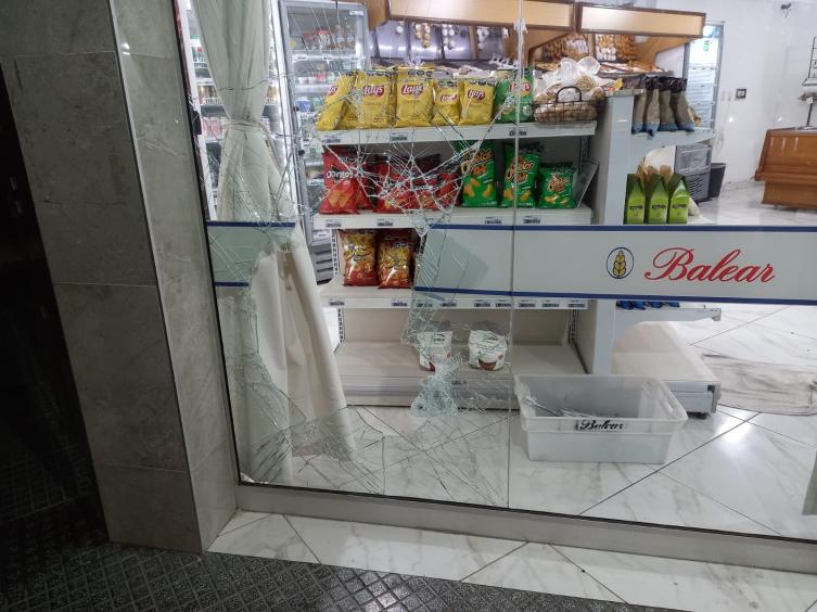 Vandalizaron el local de una panadería en barrio República del Oeste