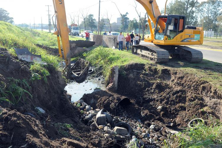 La Municipalidad limpia y acondiciona el canal Suipacha