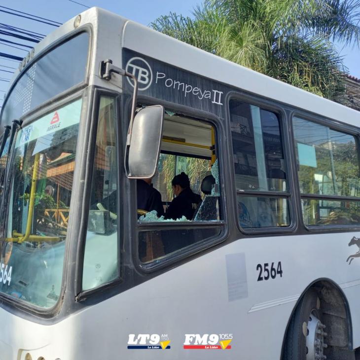 Una de Relatos Salvajes en plena Recoleta: hizo estallar el vidrio de un piedrazo porque le impidieron vender mercaderías dentro del colectivo