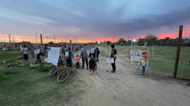 Conflicto por la plaza de Barrio Cabal: vecinos hicieron un abrazo simbólico y reclamaron por el espacio recreativo
