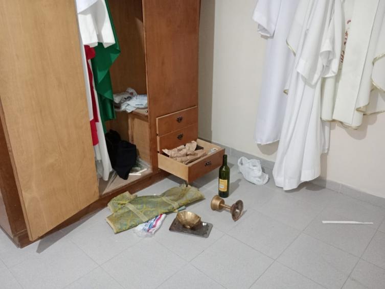 No pueden dar misa hasta el domingo porque les robaron todo