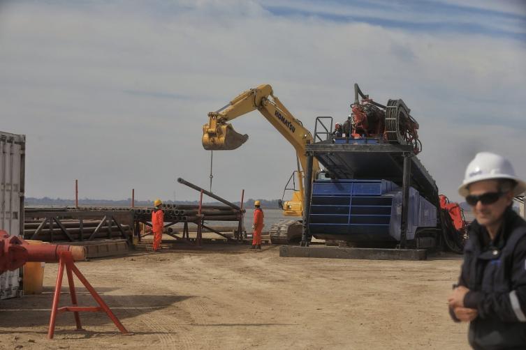 Comenzó la perforación para realizar el cruce por la laguna Setúbal