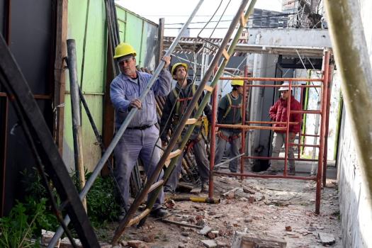 Comenzó a demolerse una vivienda lindera a la que explotó en Primero de Mayo al 3600