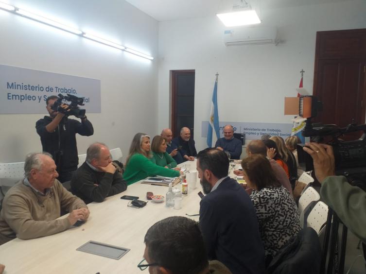 Paritaria Salud: gremios siguen rechazando ofrecimiento salarial pero avanzaron en cuestiones laborales