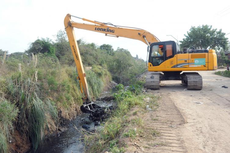 La Municipalidad limpia y acondiciona el canal de Camino Viejo