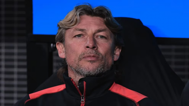 Heinze contra el juez de línea tras el polémico offside a Newell ´s