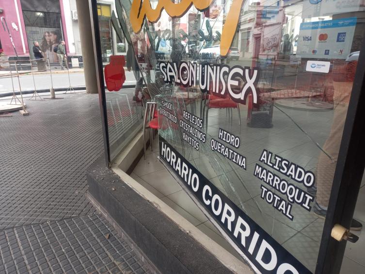 En el día del peluquero: la cadena de salones que ya sufrió 80 asaltos en la ciudad