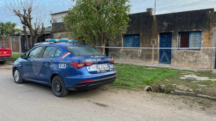 Encontraron a una mujer muerta dentro de su casa: junto al cuerpo había un adoquín