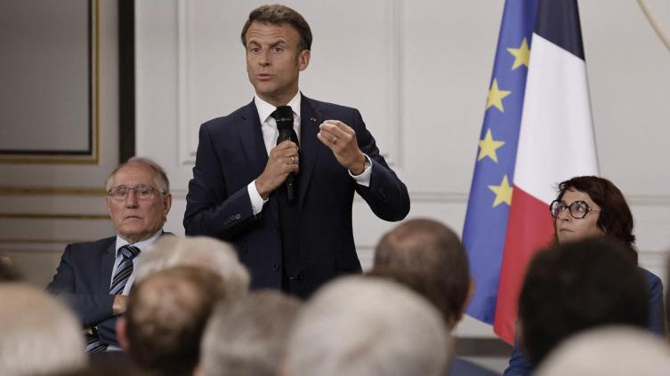 Macron convocó a todos los partidos a una inédita reunión para salir del bloqueo político