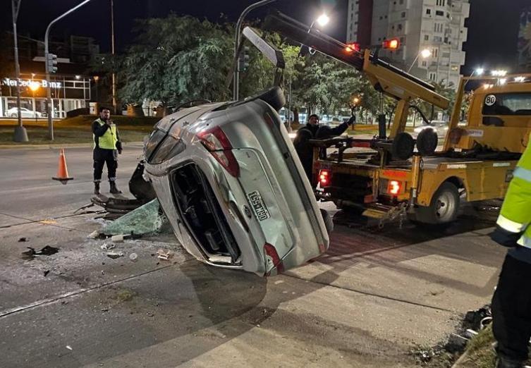 Un auto termino chocando contra una columna de alumbrado en avenida Alem