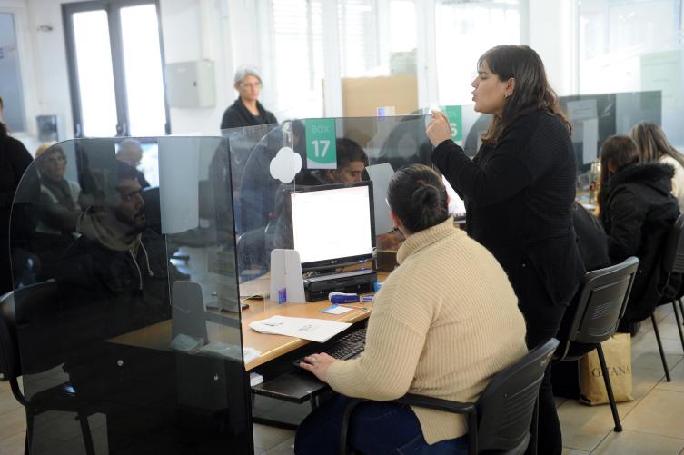 Traductoras de LSA asesoran a personas sordas en la tramitación de la Sube