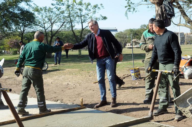 La Municipalidad ejecuta nuevas veredas en torno al Parque Federal