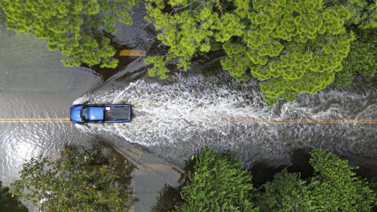 Florida evalúa daños tras paso de Idalia, que avanza por el sudeste de EEUU