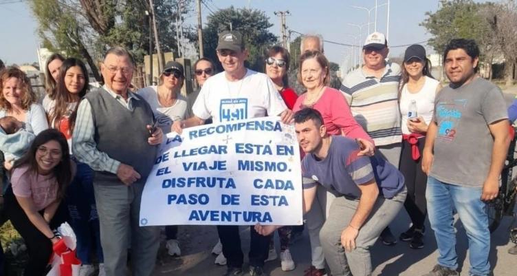Un docente caminó 40 km el día de su jubilación como agradecimiento