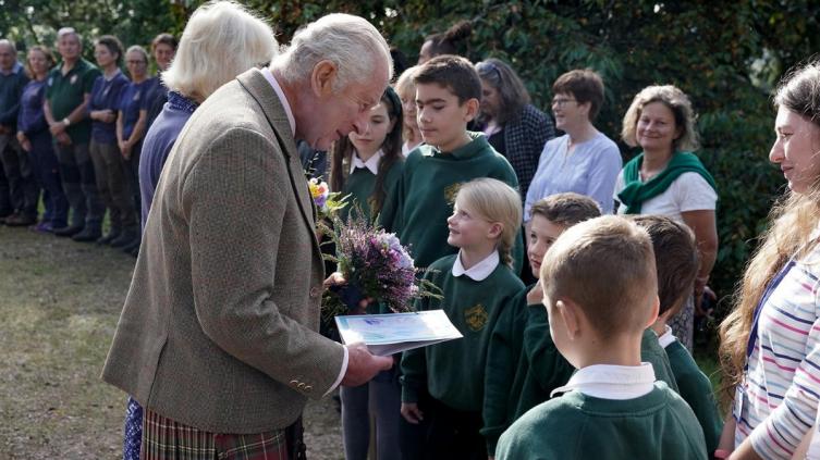 El rey Carlos III homenajeó a la reina Isabel II en el primer aniversario de su muerte