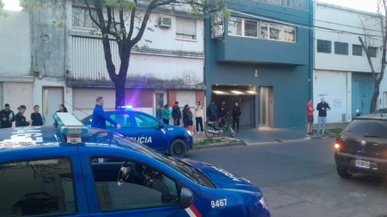 Investigan la muerte de una mujer en una vivienda