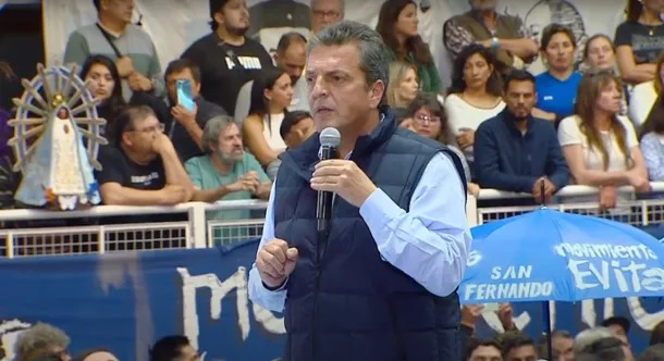 Massa encabezó acto con los movimientos sociales y pidió a la oposición votar Ganancias