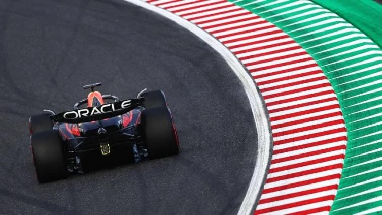 F1: Verstappen, sin despeinarse, hizo la pole en Japón y largará primero 
